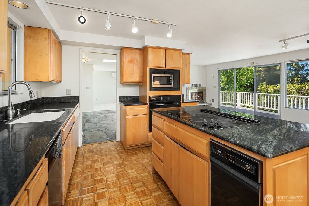 Image 7 of property listing at 3621 81st Avenue SE, Mercer Island, WA 98040