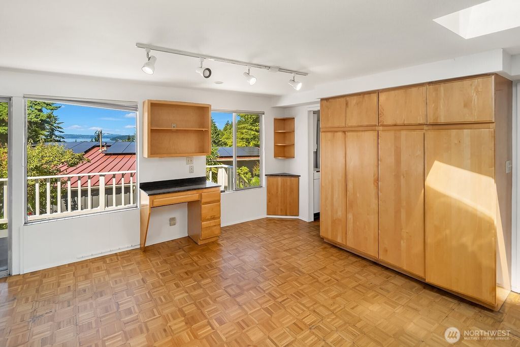 Image 9 of property listing at 3621 81st Avenue SE, Mercer Island, WA 98040