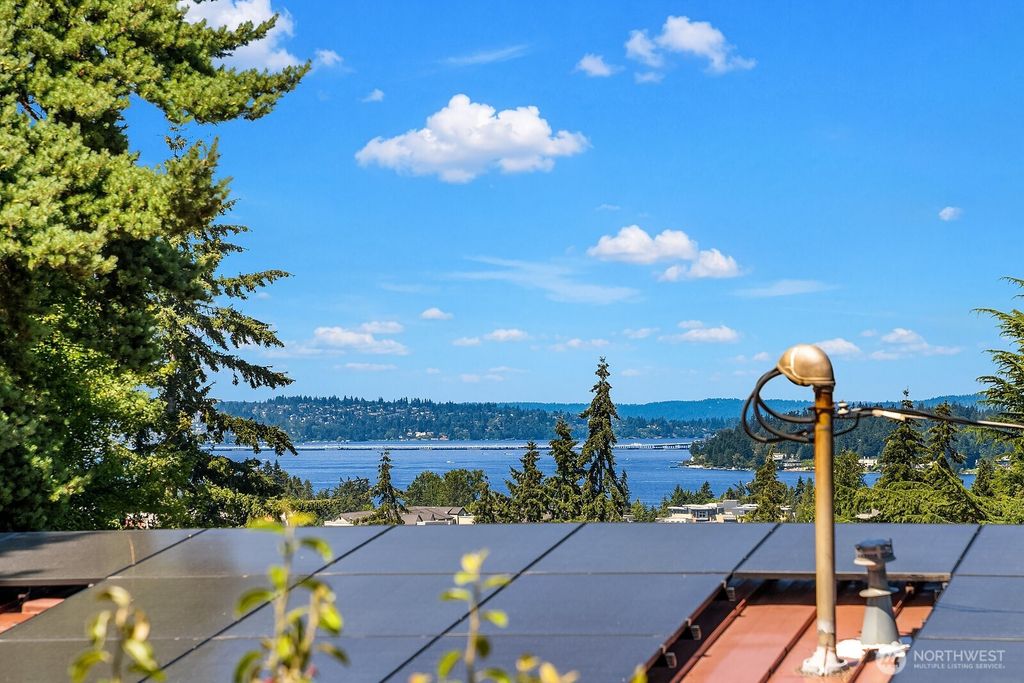 Image 10 of property listing at 3621 81st Avenue SE, Mercer Island, WA 98040