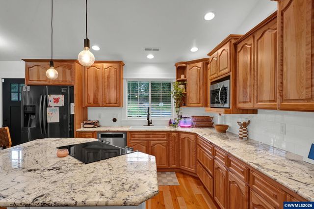 37502 Agate Dr, Lebanon, OR 97355