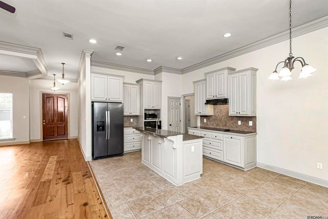 633 Fall Creek Dr, Baton Rouge, LA 70810