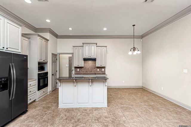 633 Fall Creek Dr, Baton Rouge, LA 70810