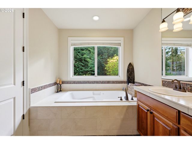 15498 Se RIVER FOREST Dr, Milwaukie, OR 97267