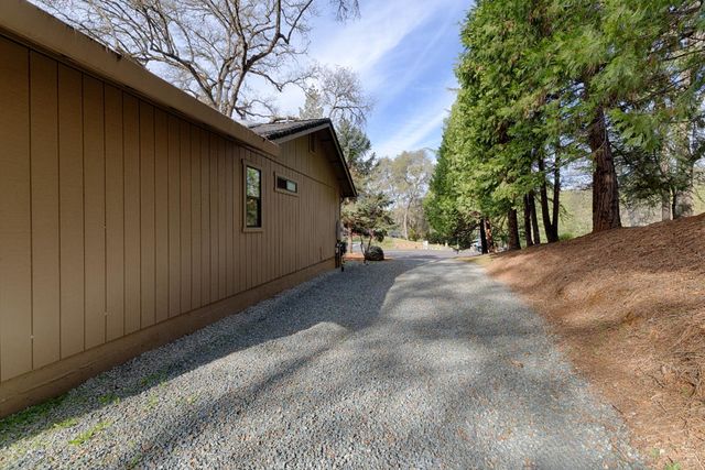 23753 Maple Ct, Auburn, CA 95602