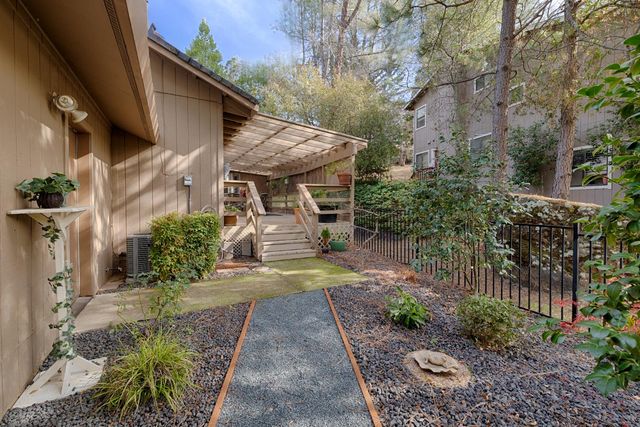 23753 Maple Ct, Auburn, CA 95602