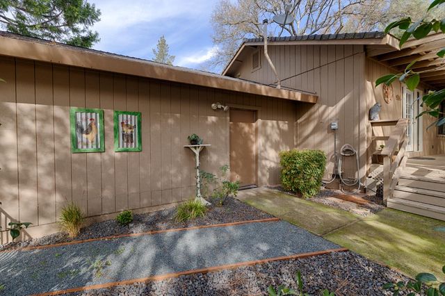23753 Maple Ct, Auburn, CA 95602