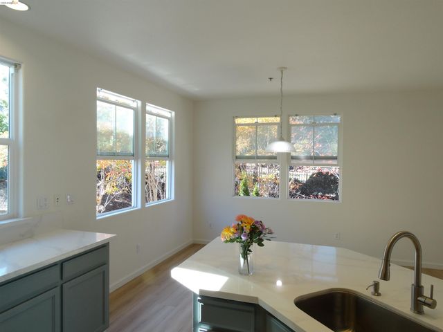 1150 Summer Ln, Richmond, CA 94806