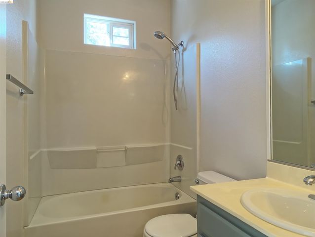 1150 Summer Ln, Richmond, CA 94806