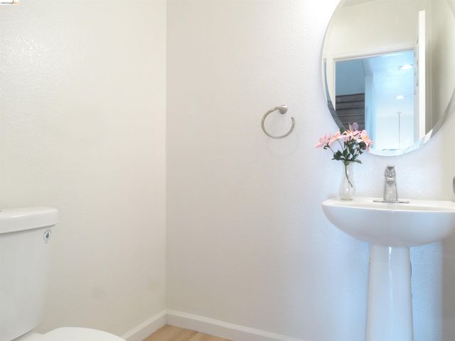 1150 Summer Ln, Richmond, CA 94806