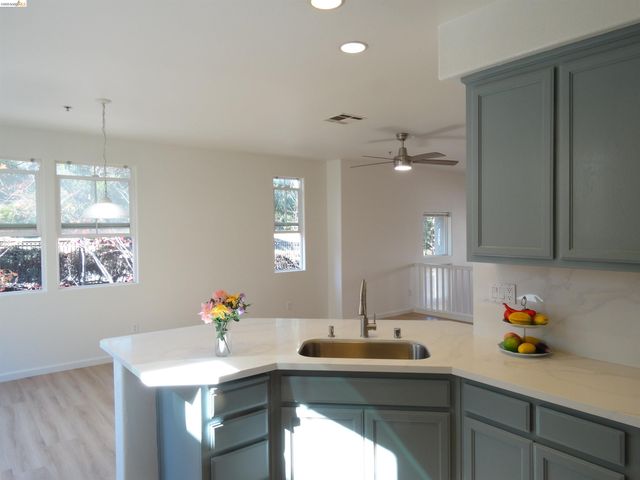 1150 Summer Ln, Richmond, CA 94806