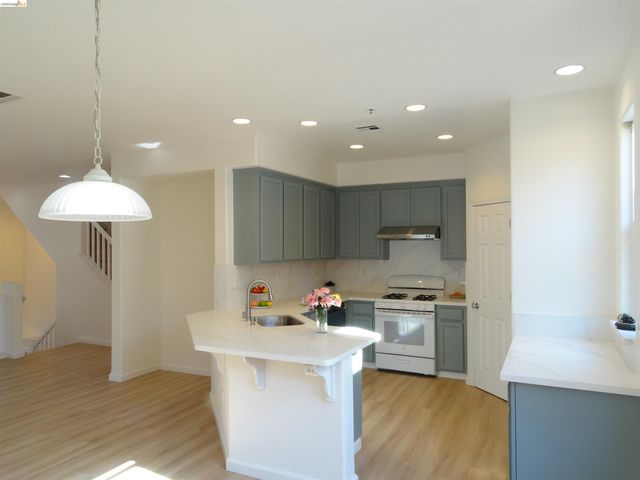 1150 Summer Ln, Richmond, CA 94806