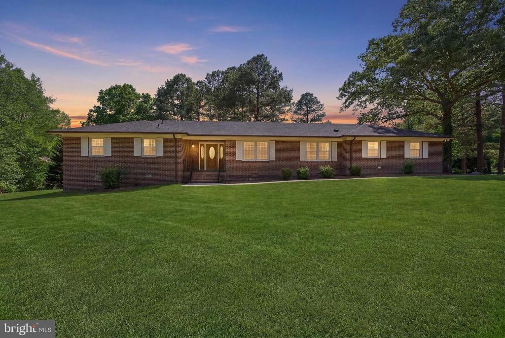 18246 WHITE PINE DR, Milford, VA 22514