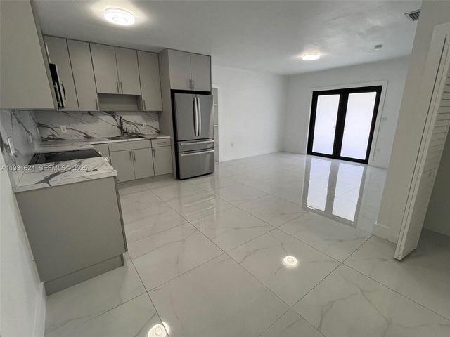 5470 W 8th Ln, Hialeah, FL 33012