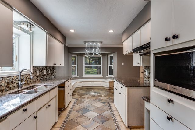 102 Hillside Drive W, Burleson, TX 76028