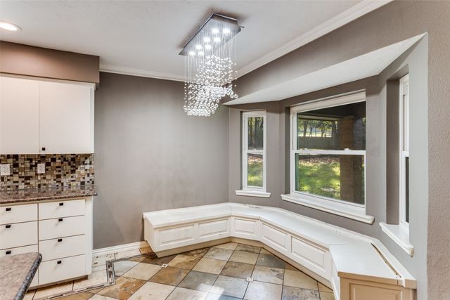 102 Hillside Drive W, Burleson, TX 76028