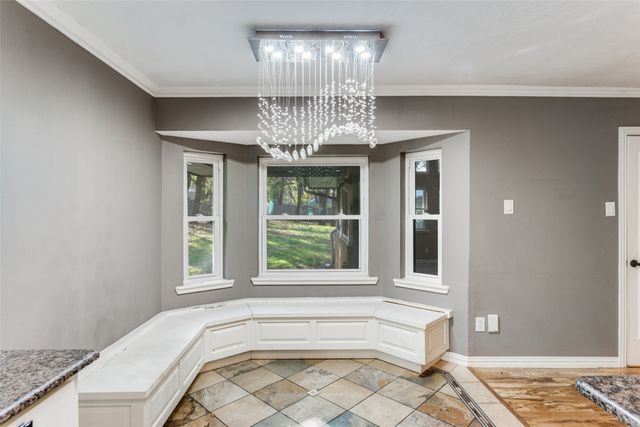 102 Hillside Drive W, Burleson, TX 76028