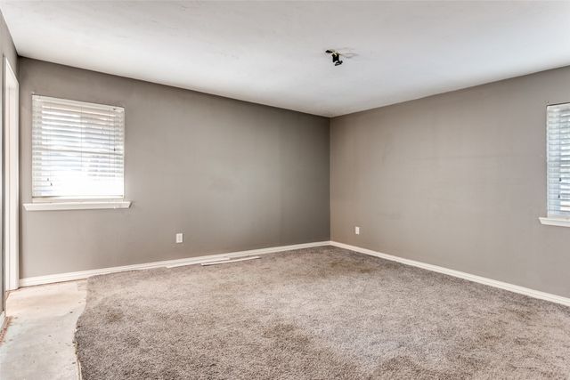 102 Hillside Drive W, Burleson, TX 76028