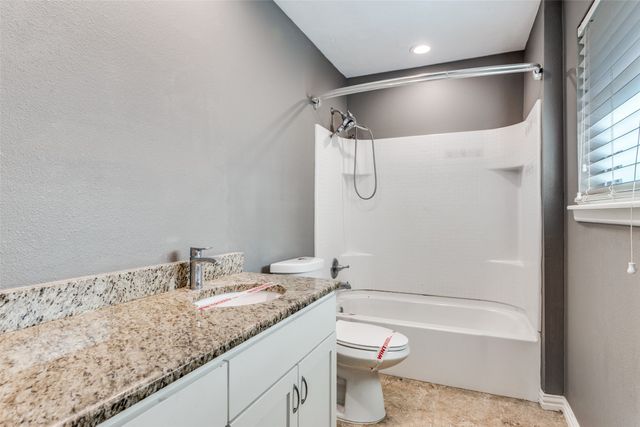 102 Hillside Drive W, Burleson, TX 76028