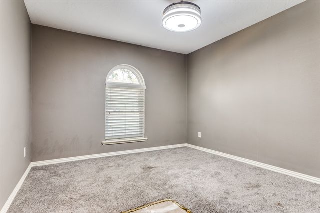 102 Hillside Drive W, Burleson, TX 76028