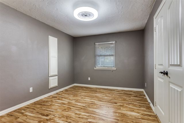 102 Hillside Drive W, Burleson, TX 76028