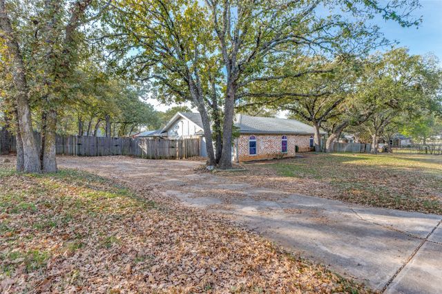 102 Hillside Drive W, Burleson, TX 76028