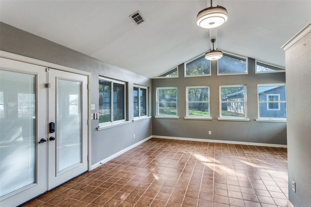 102 Hillside Drive W, Burleson, TX 76028