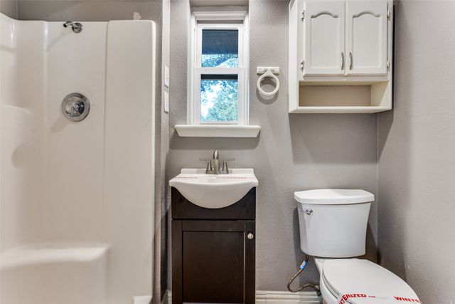 102 Hillside Drive W, Burleson, TX 76028