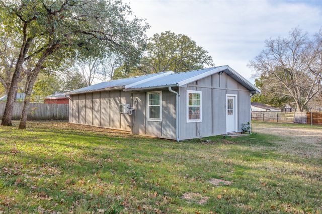 102 Hillside Drive W, Burleson, TX 76028