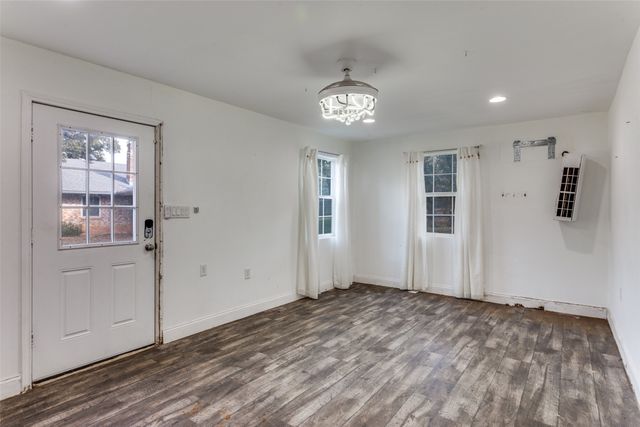 102 Hillside Drive W, Burleson, TX 76028