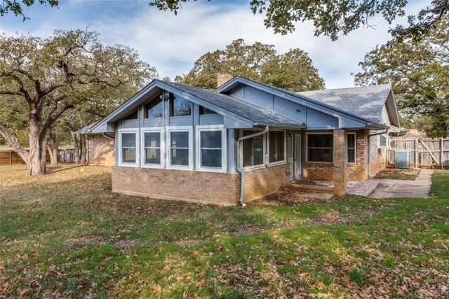 102 Hillside Drive W, Burleson, TX 76028