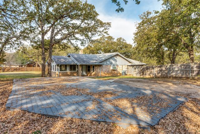 102 Hillside Drive W, Burleson, TX 76028