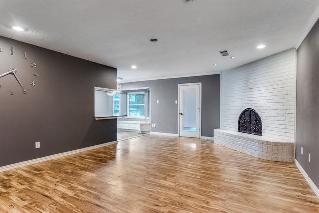 102 Hillside Drive W, Burleson, TX 76028