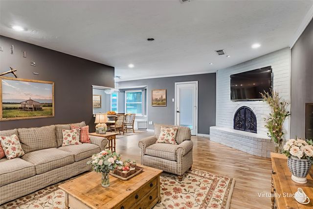 102 Hillside Drive W, Burleson, TX 76028