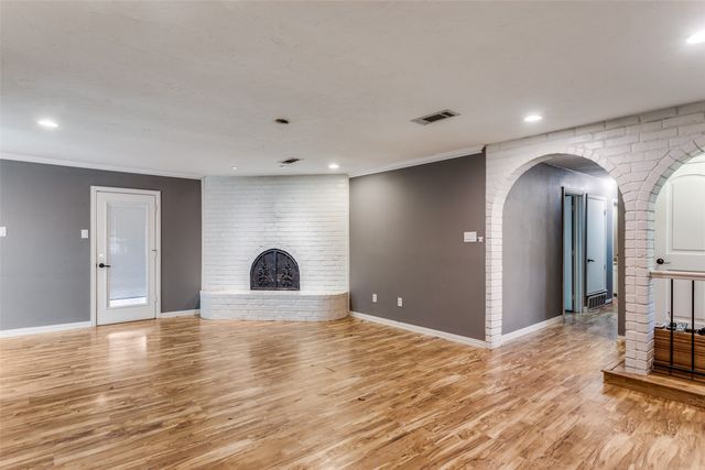 102 Hillside Drive W, Burleson, TX 76028