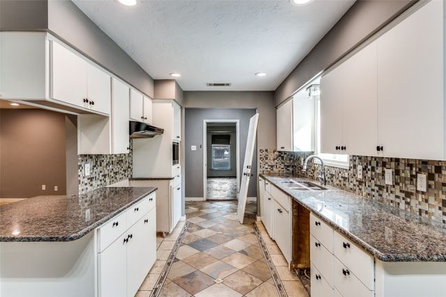 102 Hillside Drive W, Burleson, TX 76028