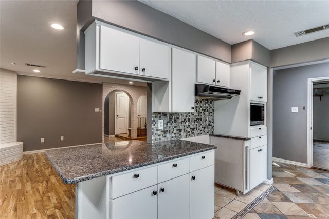 102 Hillside Drive W, Burleson, TX 76028