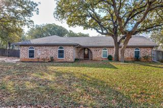 102 Hillside Drive W, Burleson, TX 76028