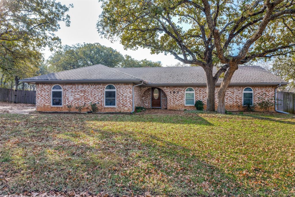 102 Hillside Drive W, Burleson, TX 76028