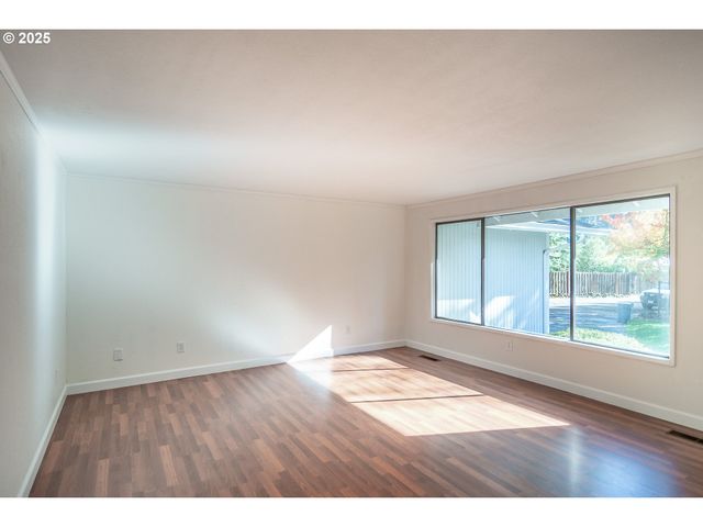 91 North River Dr, Roseburg, OR 97470