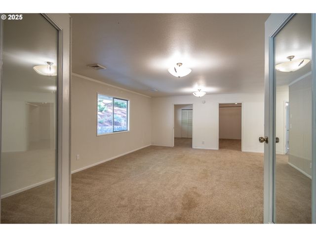 91 North River Dr, Roseburg, OR 97470