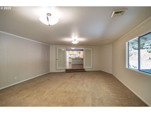 91 North River Dr, Roseburg, OR 97470