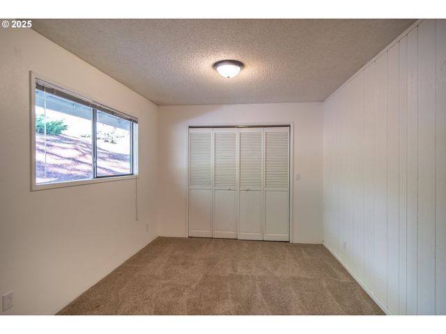 91 North River Dr, Roseburg, OR 97470