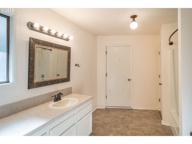 91 North River Dr, Roseburg, OR 97470