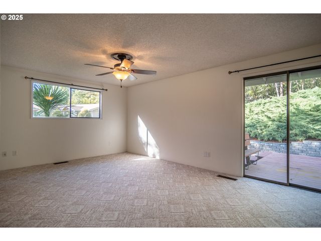 91 North River Dr, Roseburg, OR 97470