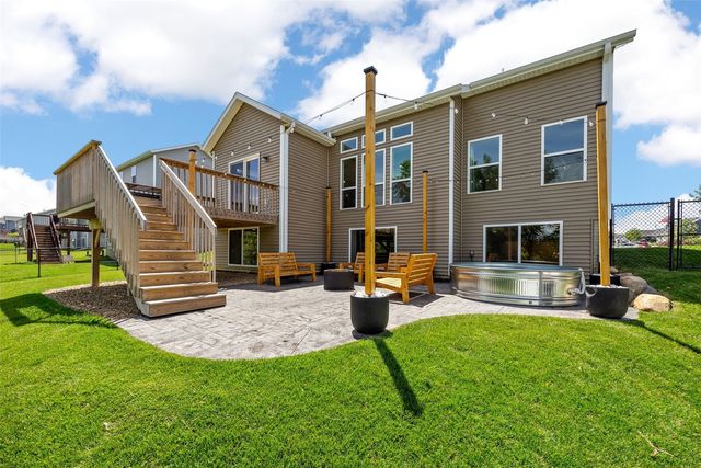 7202 Country Ridge Dr NW, Cedar Rapids, IA 52405