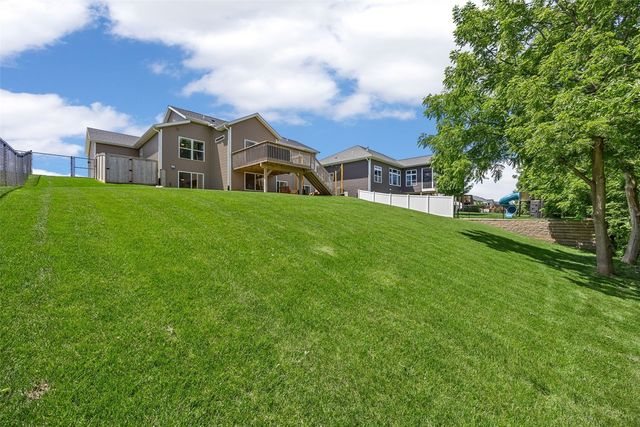7202 Country Ridge Dr NW, Cedar Rapids, IA 52405