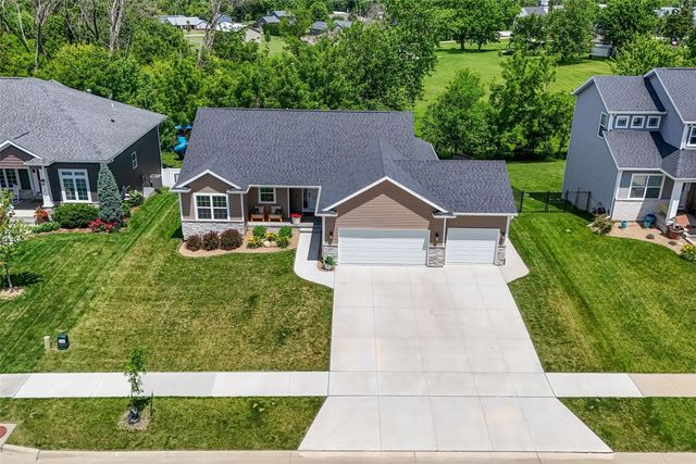 7202 Country Ridge Dr NW, Cedar Rapids, IA 52405