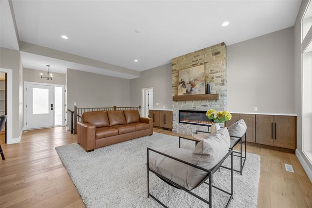 7202 Country Ridge Dr NW, Cedar Rapids, IA 52405