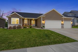 7202 Country Ridge Dr NW, Cedar Rapids, IA 52405