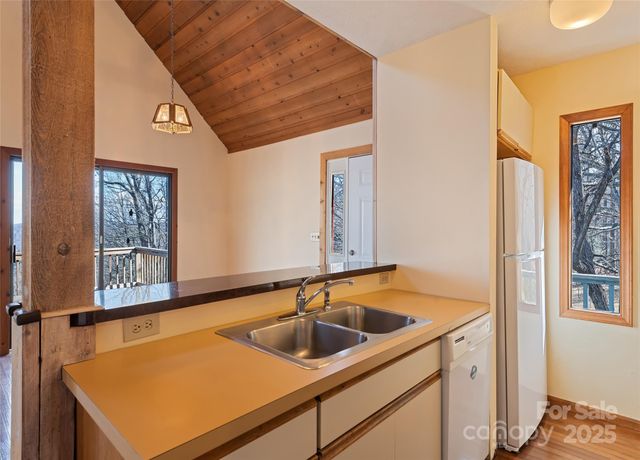 1350 Davis Mountain Road, Hendersonville, NC 28739